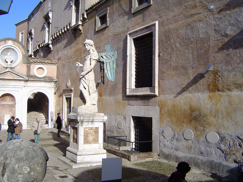castel sant angelo courtyard